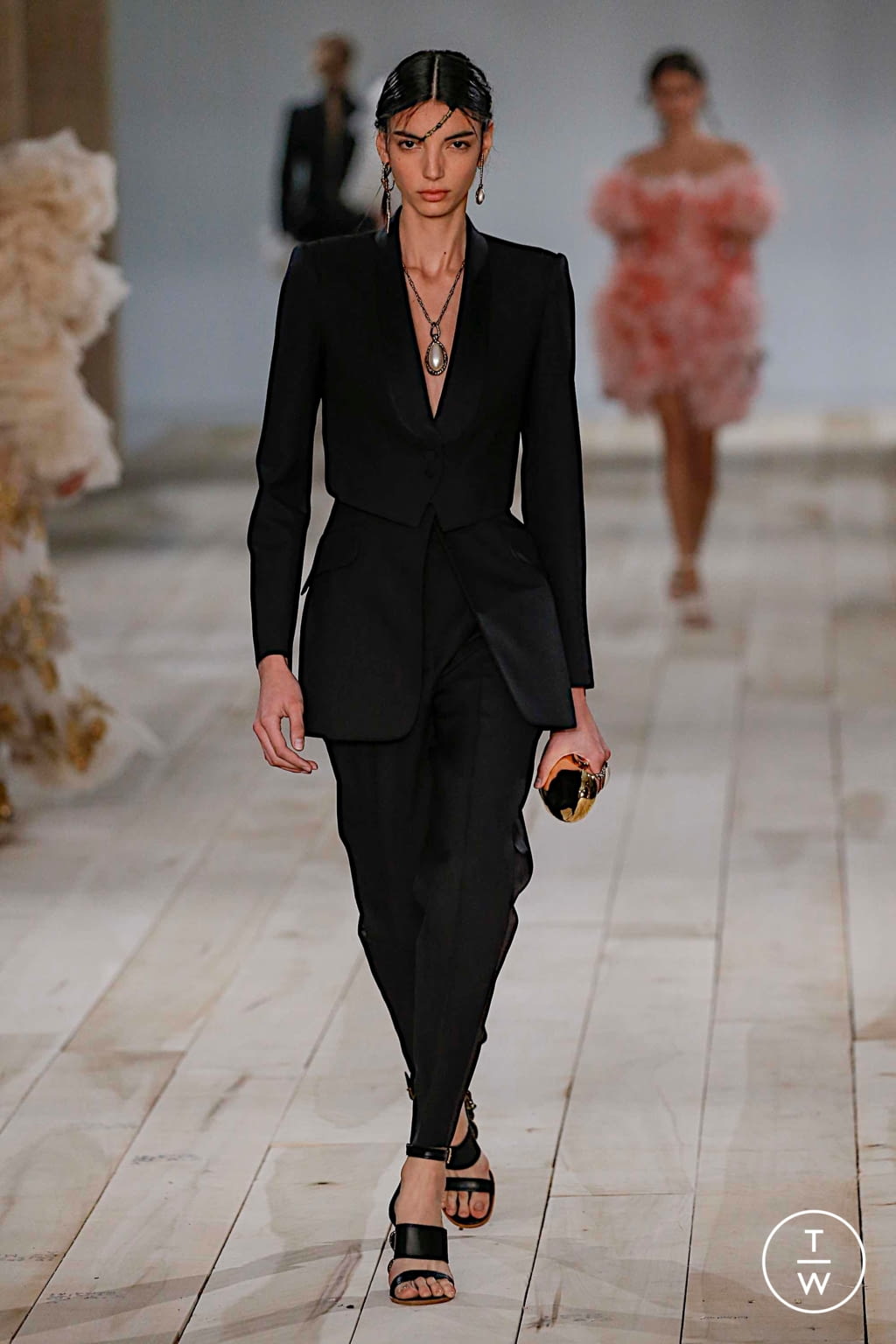 Fashion Week Paris Spring/Summer 2020 look 38 from the Alexander McQueen collection womenswear