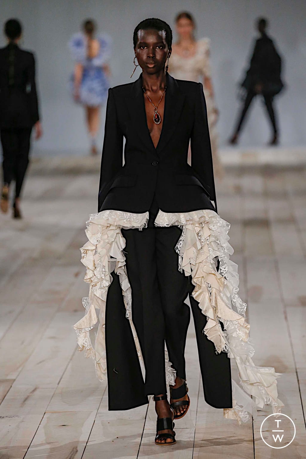 Fashion Week Paris Spring/Summer 2020 look 40 from the Alexander McQueen collection 女装