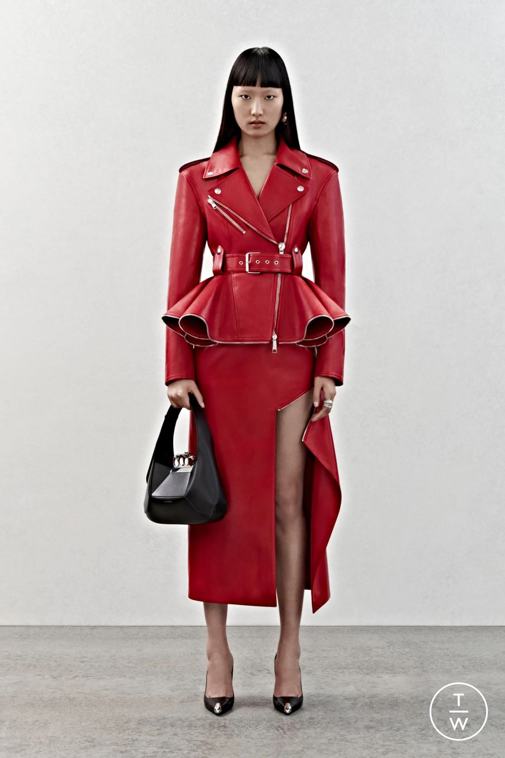 Fashion Week London Pre-Fall 2023 look 3 from the Alexander McQueen collection 女装
