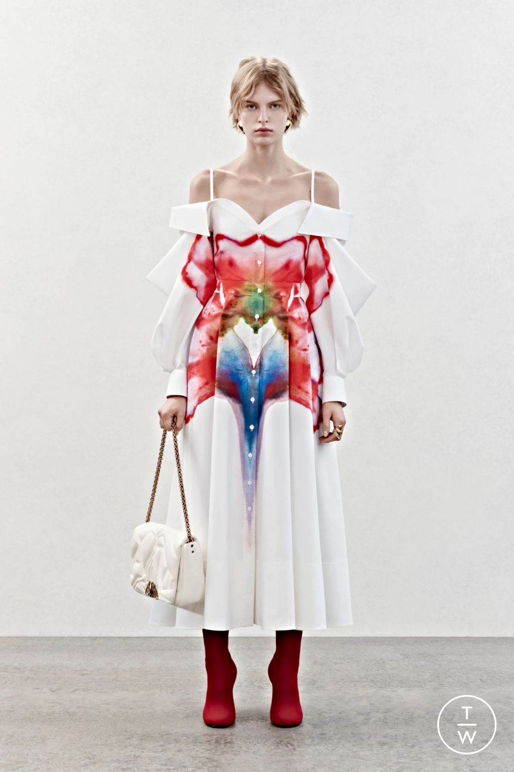 Fashion Week London Pre-Fall 2023 look 12 from the Alexander McQueen collection 女装