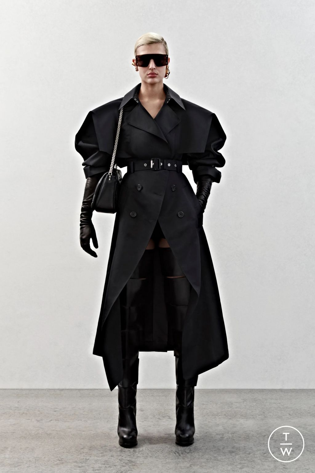 Fashion Week London Pre-Fall 2023 look 16 from the Alexander McQueen collection womenswear