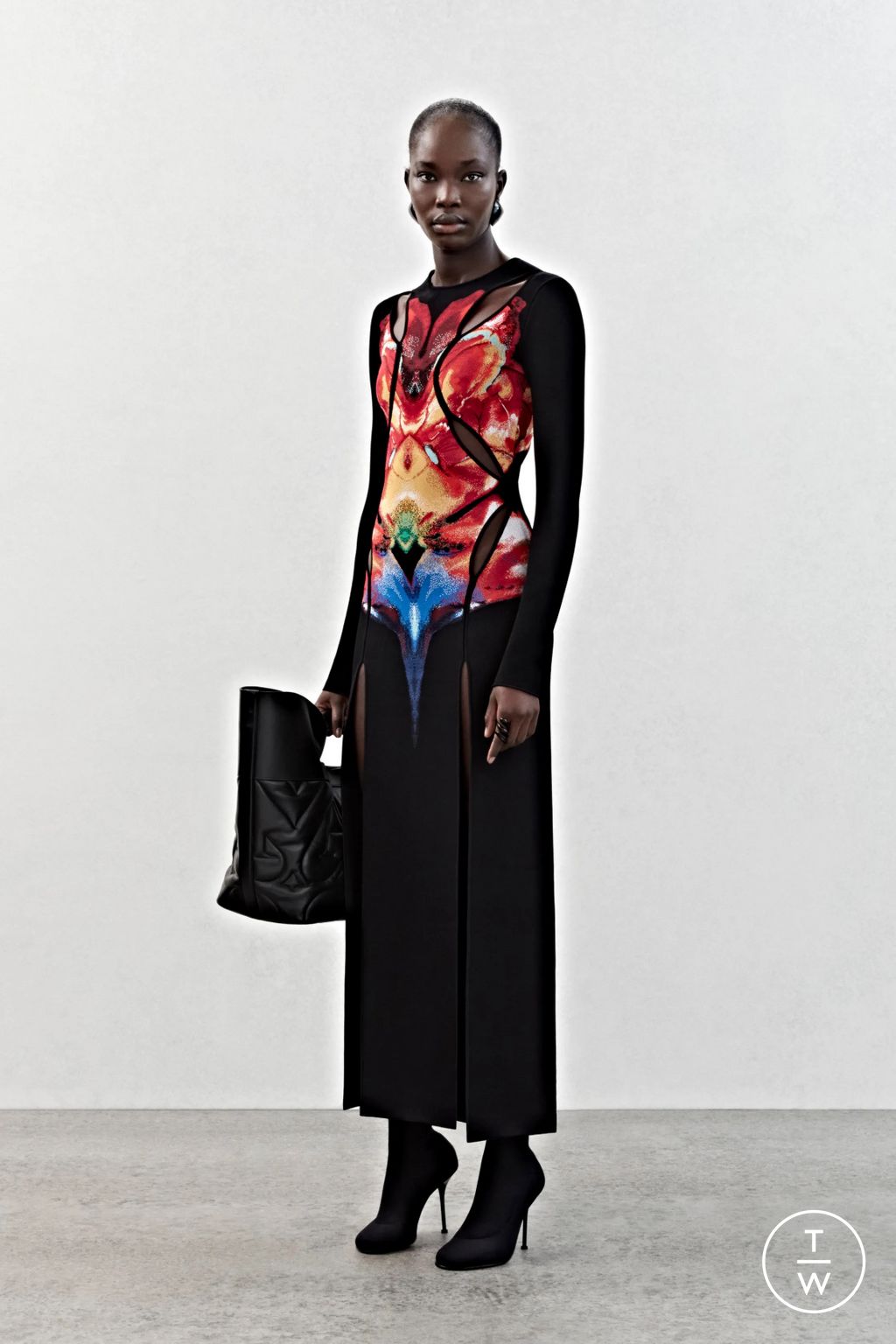 Fashion Week London Pre-Fall 2023 look 20 from the Alexander McQueen collection womenswear