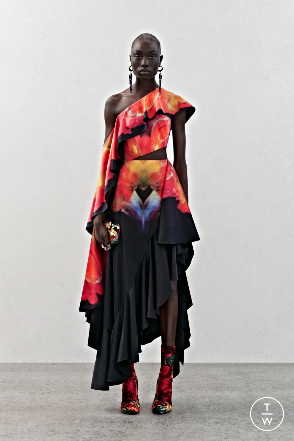 Fashion Week London Pre-Fall 2023 look 22 from the Alexander McQueen collection womenswear