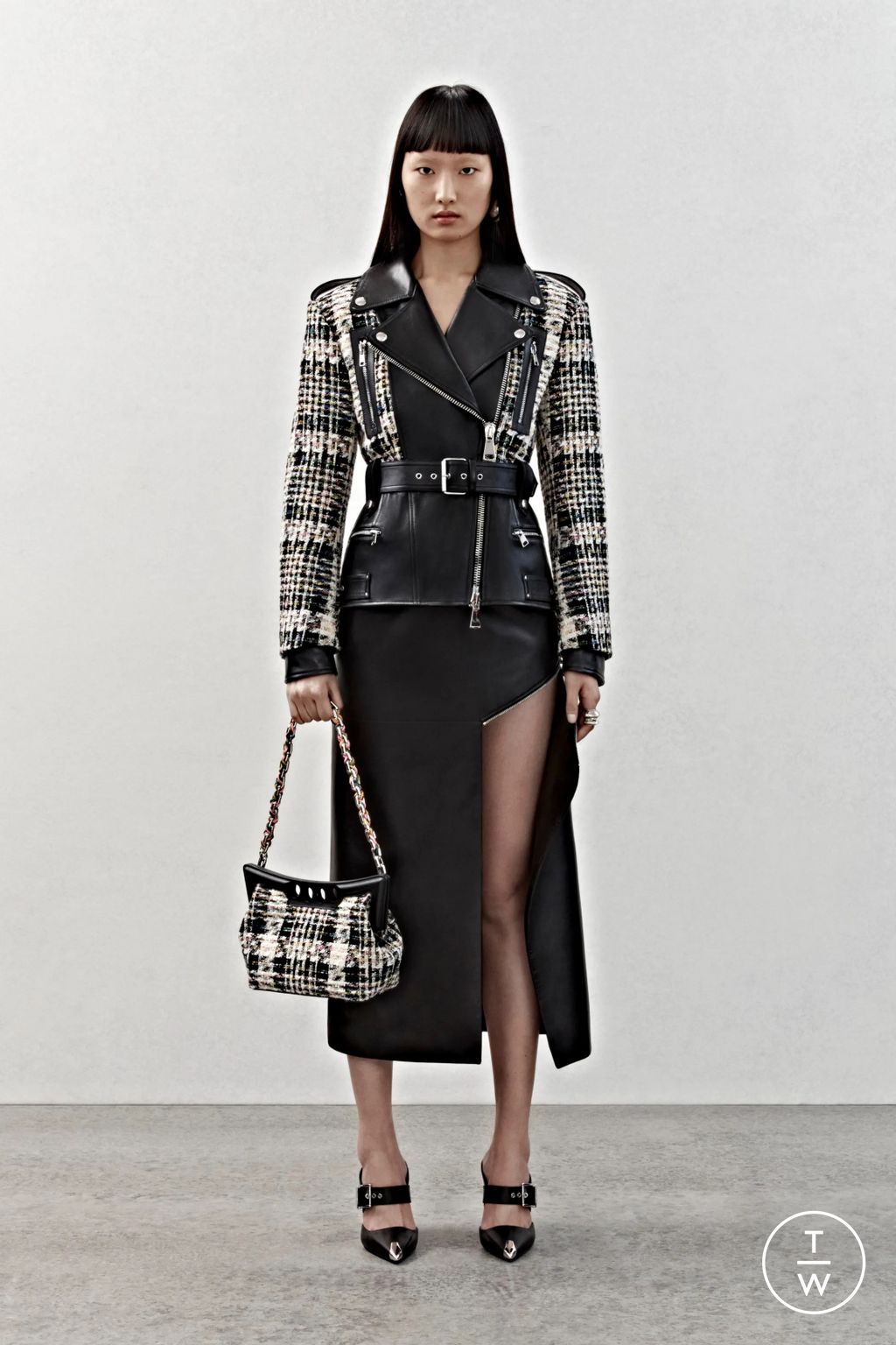 Fashion Week London Pre-Fall 2023 look 30 from the Alexander McQueen collection womenswear