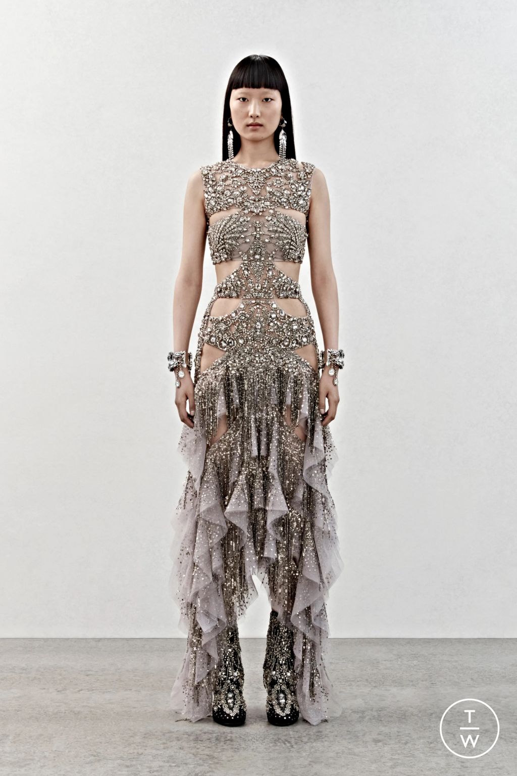 Fashion Week London Pre-Fall 2023 look 38 from the Alexander McQueen collection womenswear