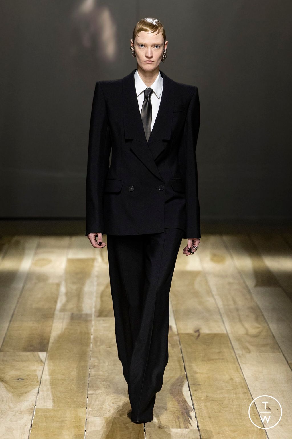 Fashion Week Paris Fall/Winter 2023 look 2 de la collection Alexander McQueen womenswear