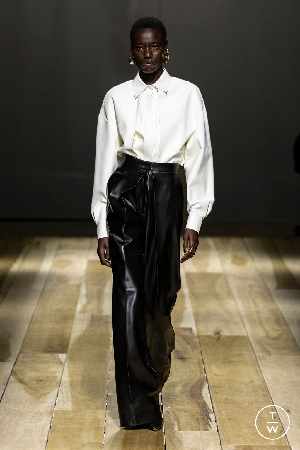 Fashion Week Paris Fall/Winter 2023 look 3 de la collection Alexander McQueen womenswear