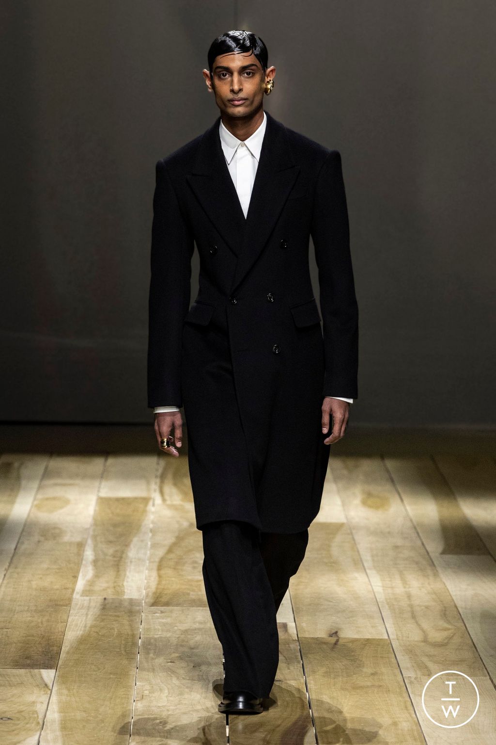 Fashion Week Paris Fall/Winter 2023 look 4 from the Alexander McQueen collection 女装