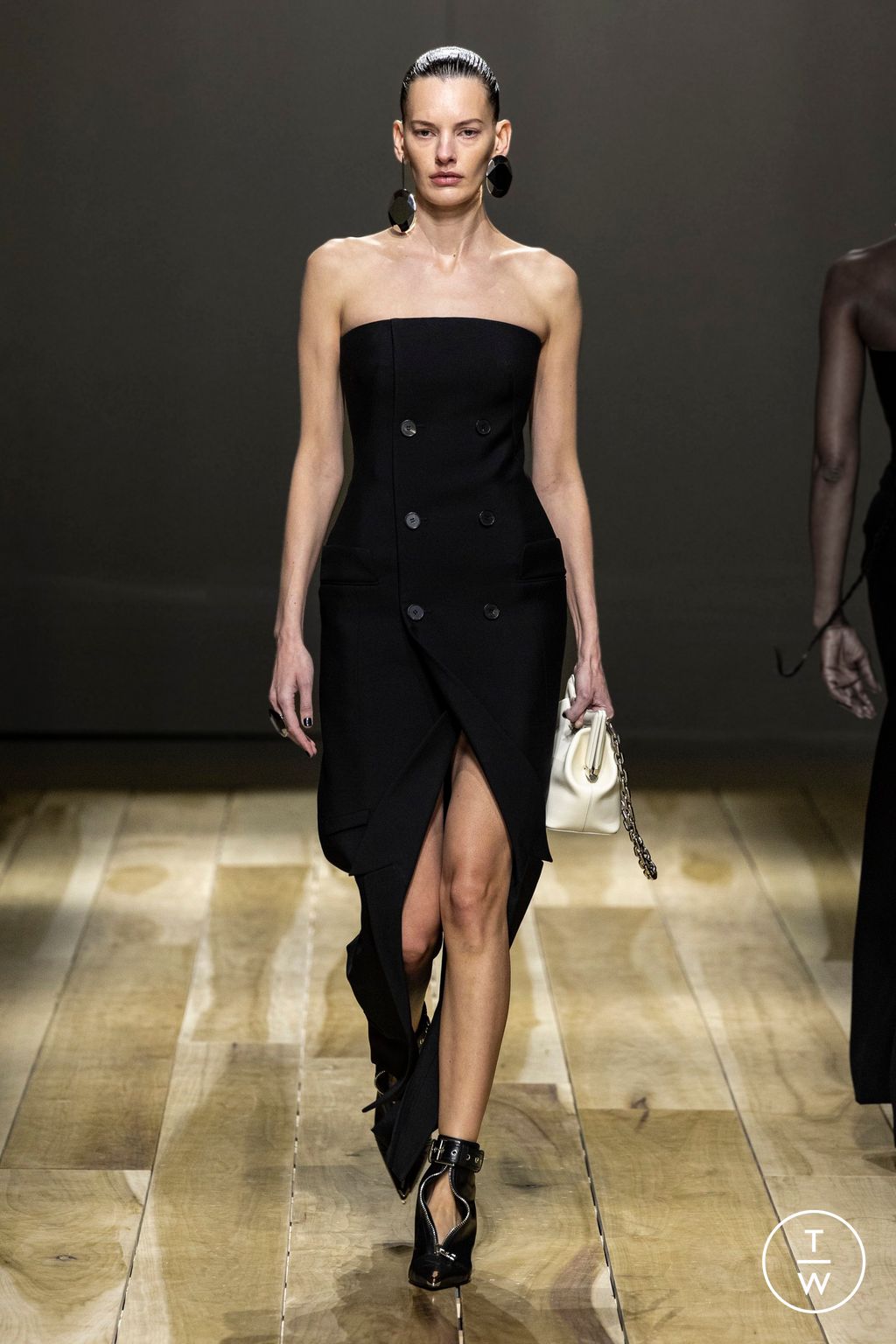 Fashion Week Paris Fall/Winter 2023 look 5 de la collection Alexander McQueen womenswear