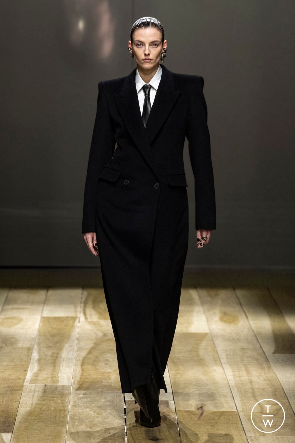 Fashion Week Paris Fall/Winter 2023 look 6 from the Alexander McQueen collection 女装
