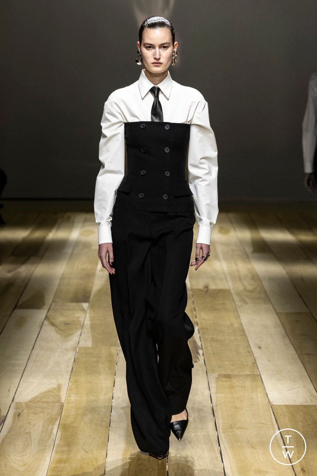 Fashion Week Paris Fall/Winter 2023 look 11 from the Alexander McQueen collection womenswear