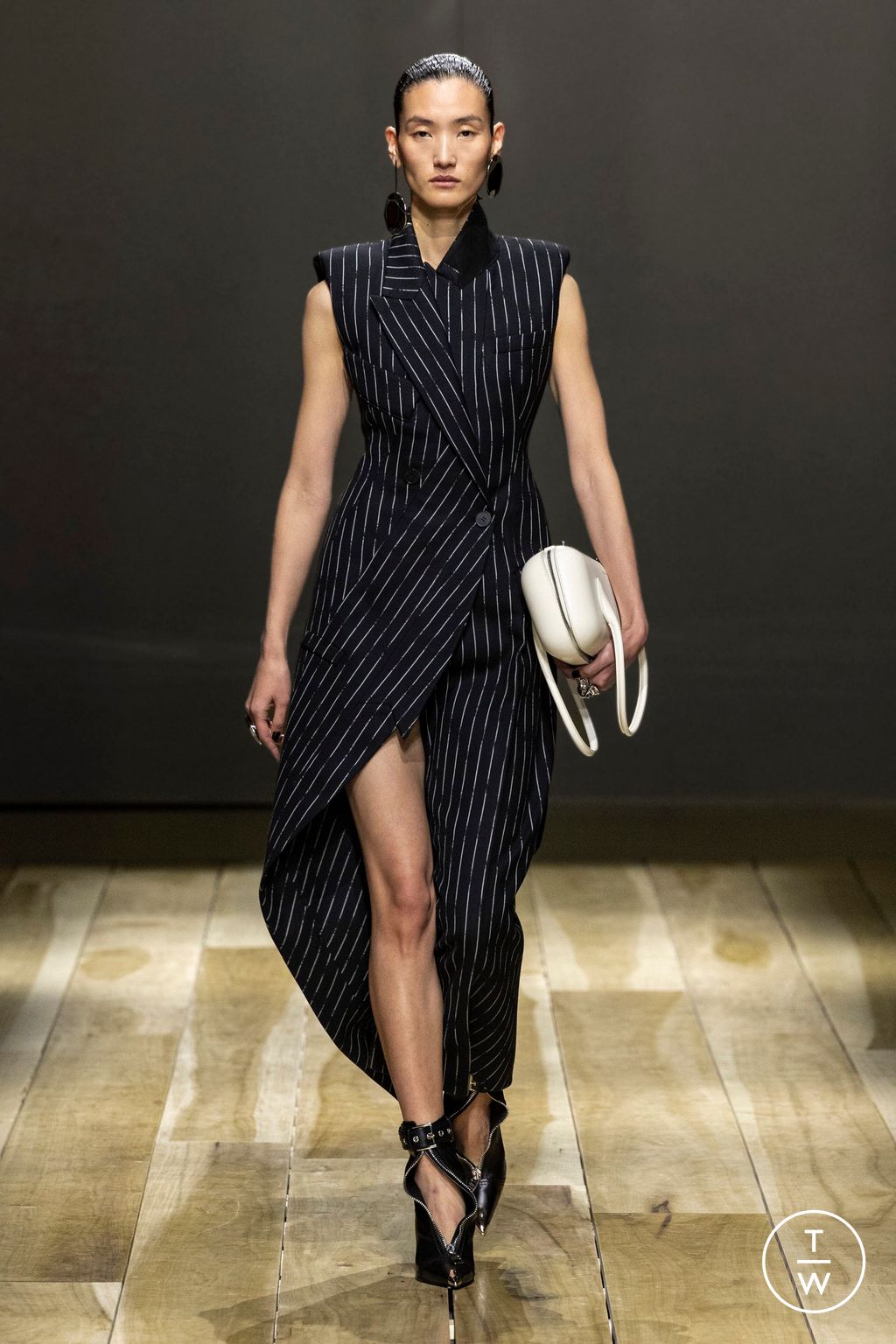 Fashion Week Paris Fall/Winter 2023 look 12 de la collection Alexander McQueen womenswear