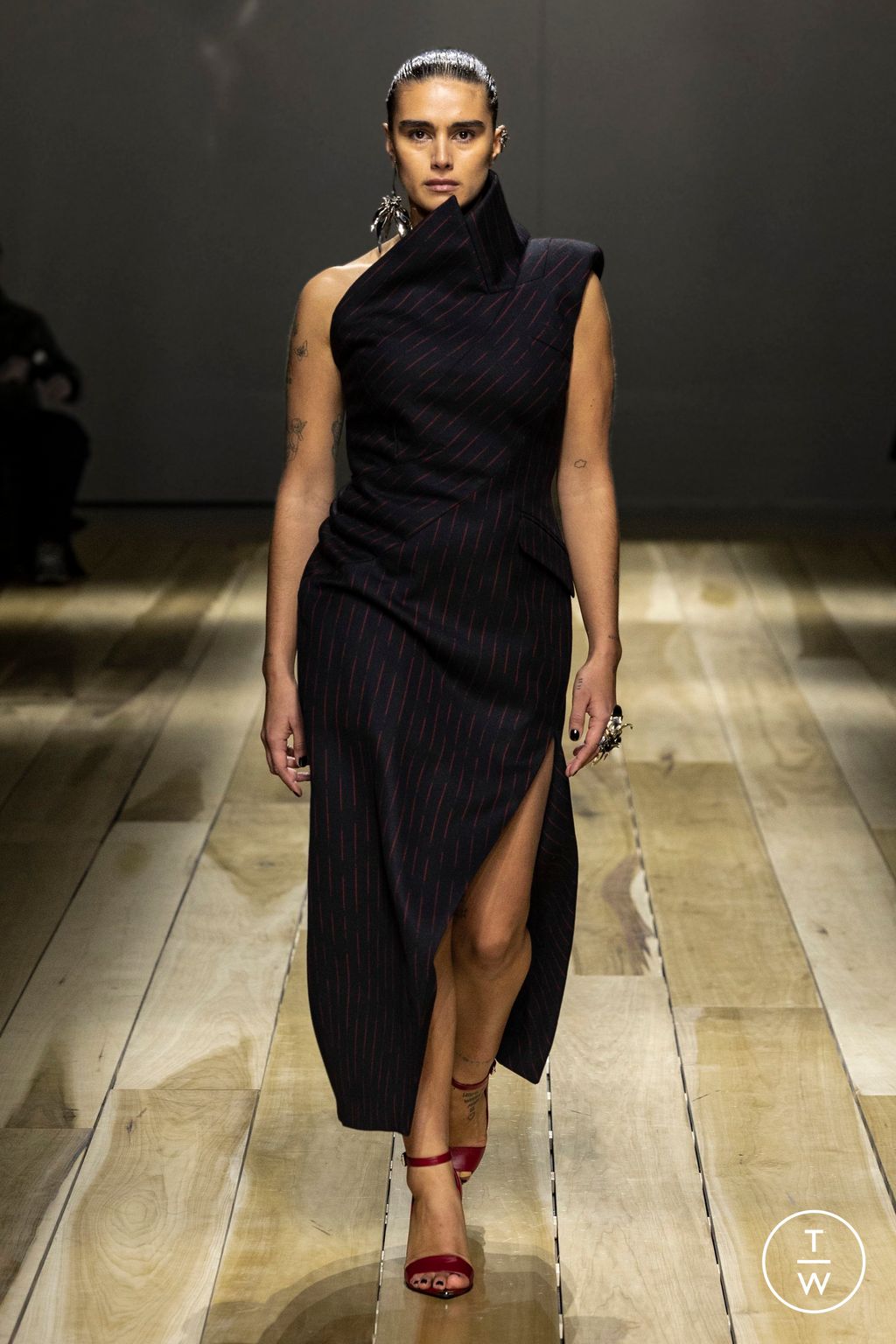 Fashion Week Paris Fall/Winter 2023 look 13 de la collection Alexander McQueen womenswear