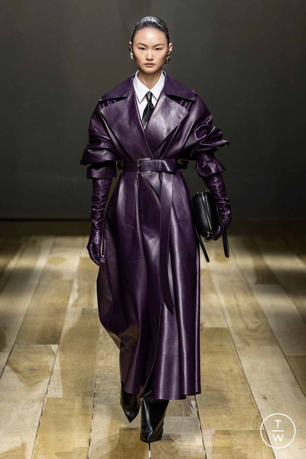 Fashion Week Paris Fall/Winter 2023 look 14 from the Alexander McQueen collection womenswear