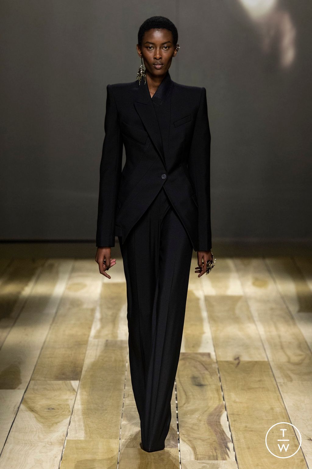 Fashion Week Paris Fall/Winter 2023 look 15 from the Alexander McQueen collection womenswear