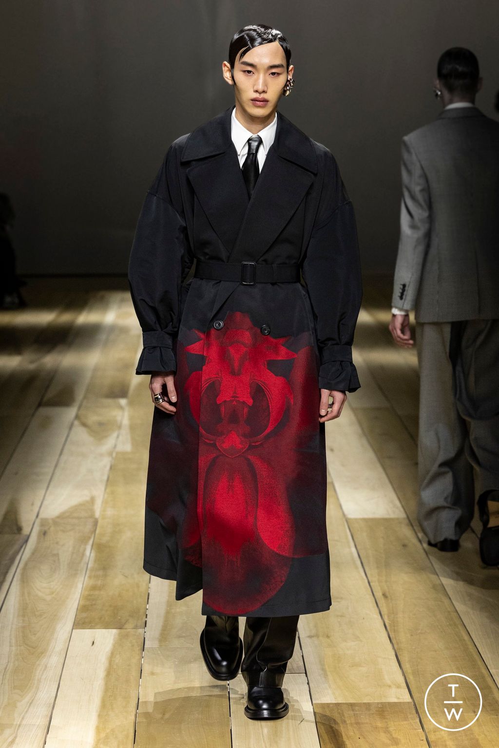Fashion Week Paris Fall/Winter 2023 look 21 from the Alexander McQueen collection 女装