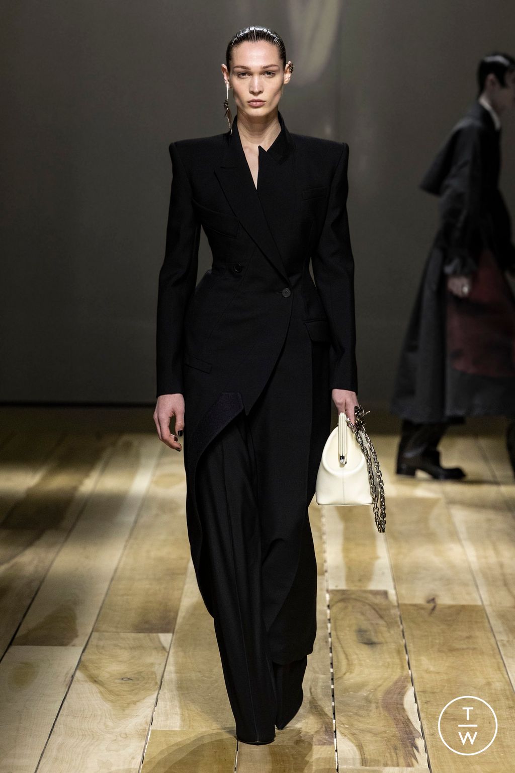 Fashion Week Paris Fall/Winter 2023 look 23 de la collection Alexander McQueen womenswear