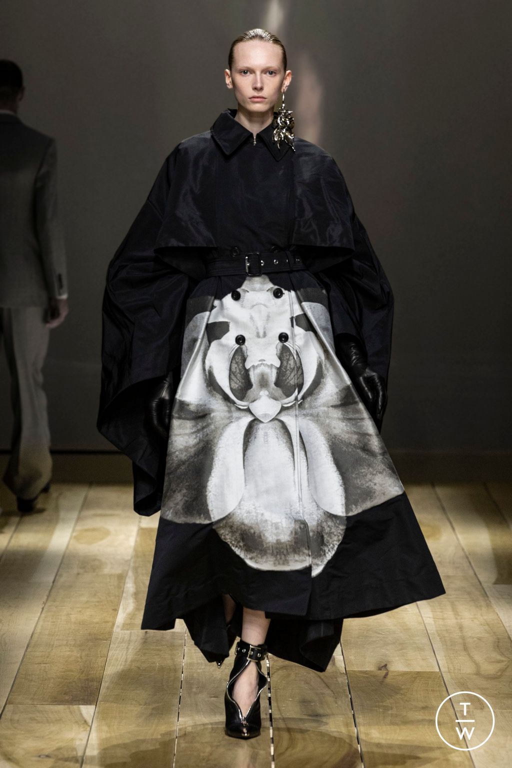 Fashion Week Paris Fall/Winter 2023 look 24 from the Alexander McQueen collection 女装