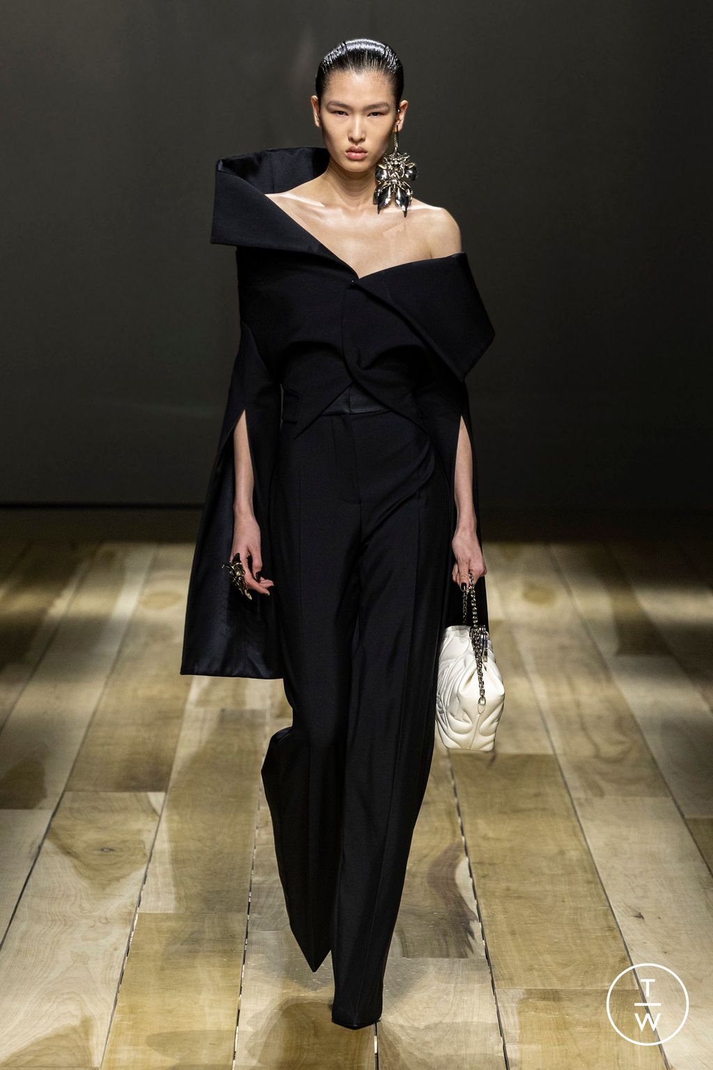 Fashion Week Paris Fall/Winter 2023 look 25 from the Alexander McQueen collection womenswear