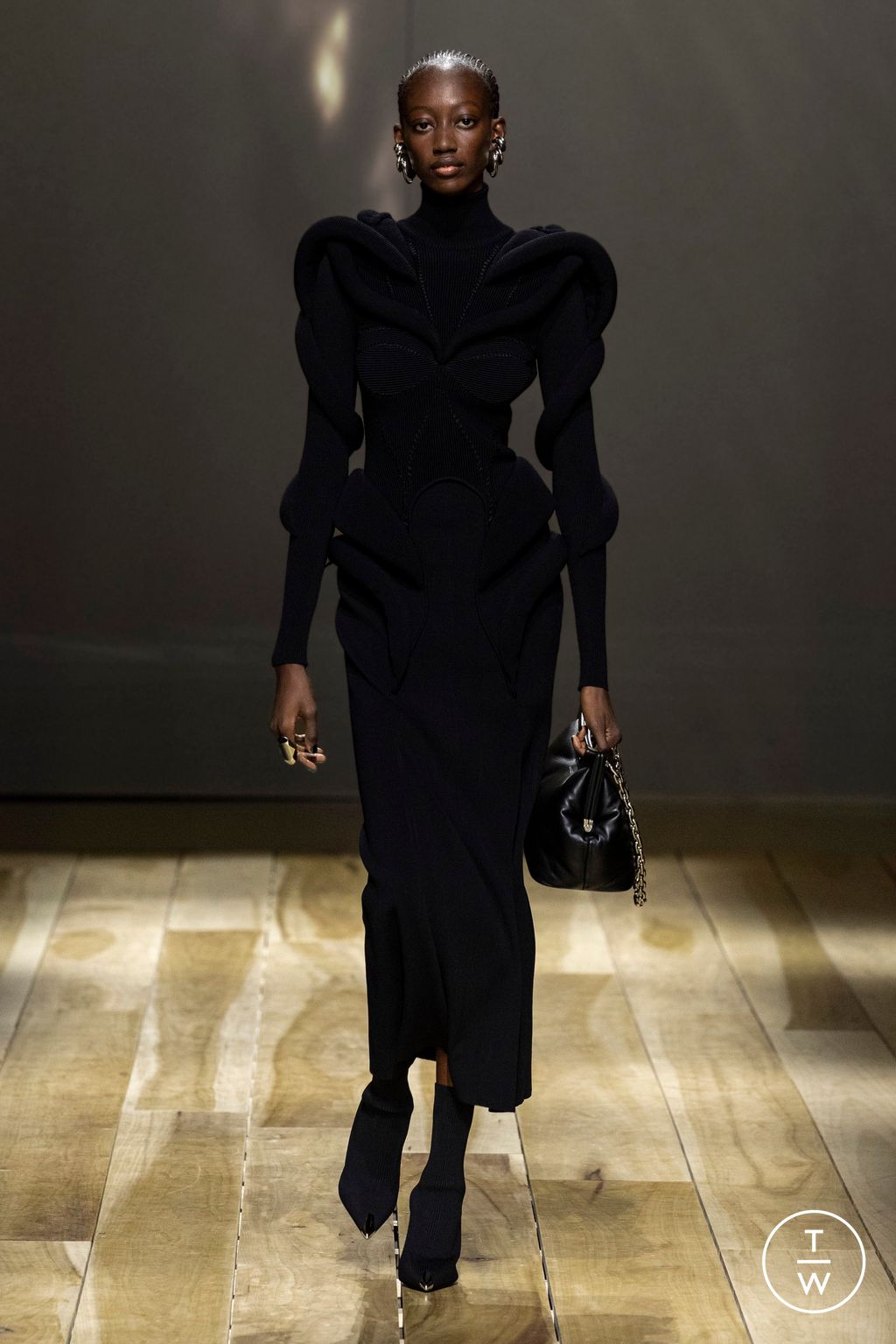 Fashion Week Paris Fall/Winter 2023 look 26 from the Alexander McQueen collection womenswear