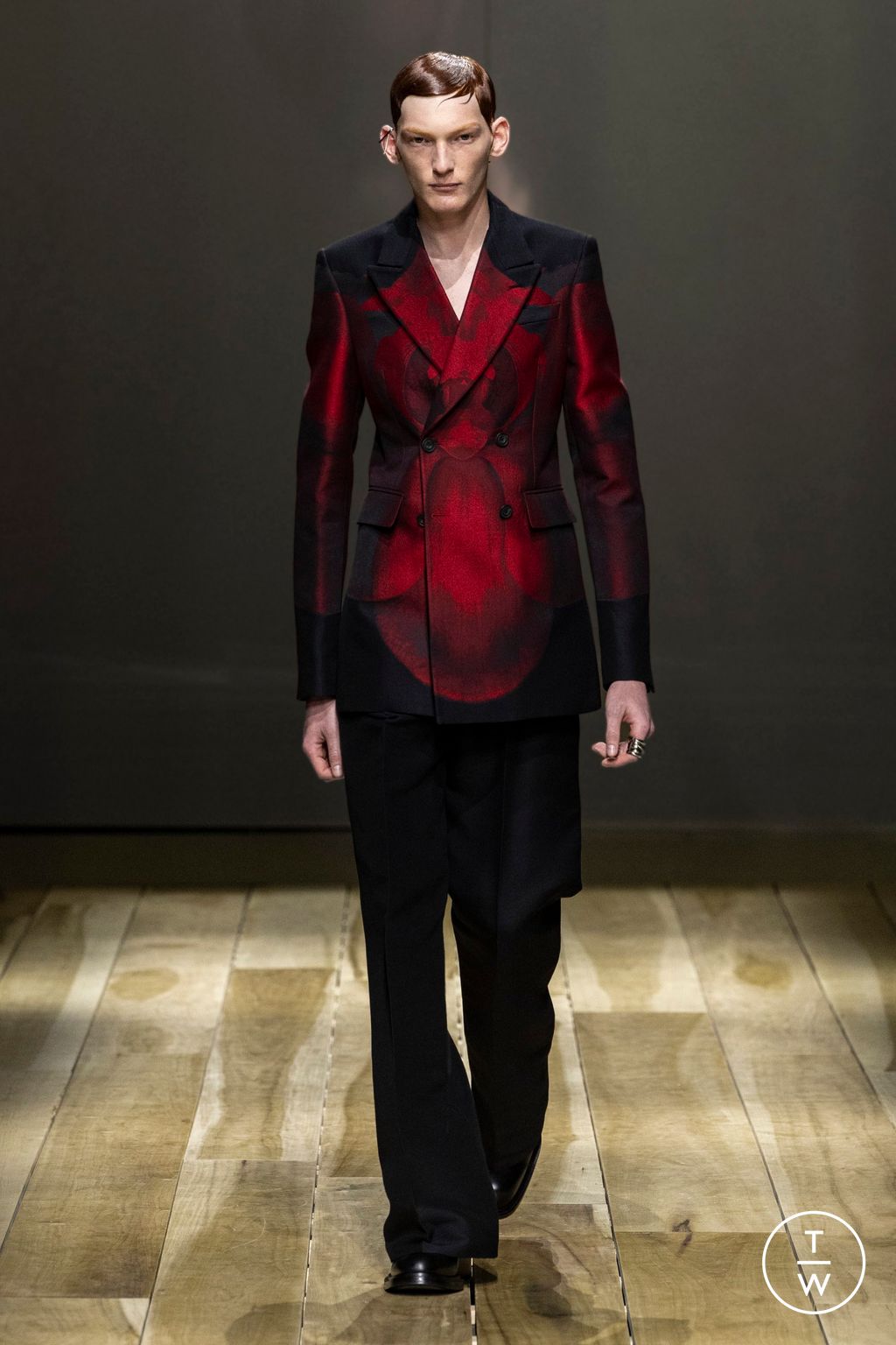 Fashion Week Paris Fall/Winter 2023 look 27 from the Alexander McQueen collection womenswear