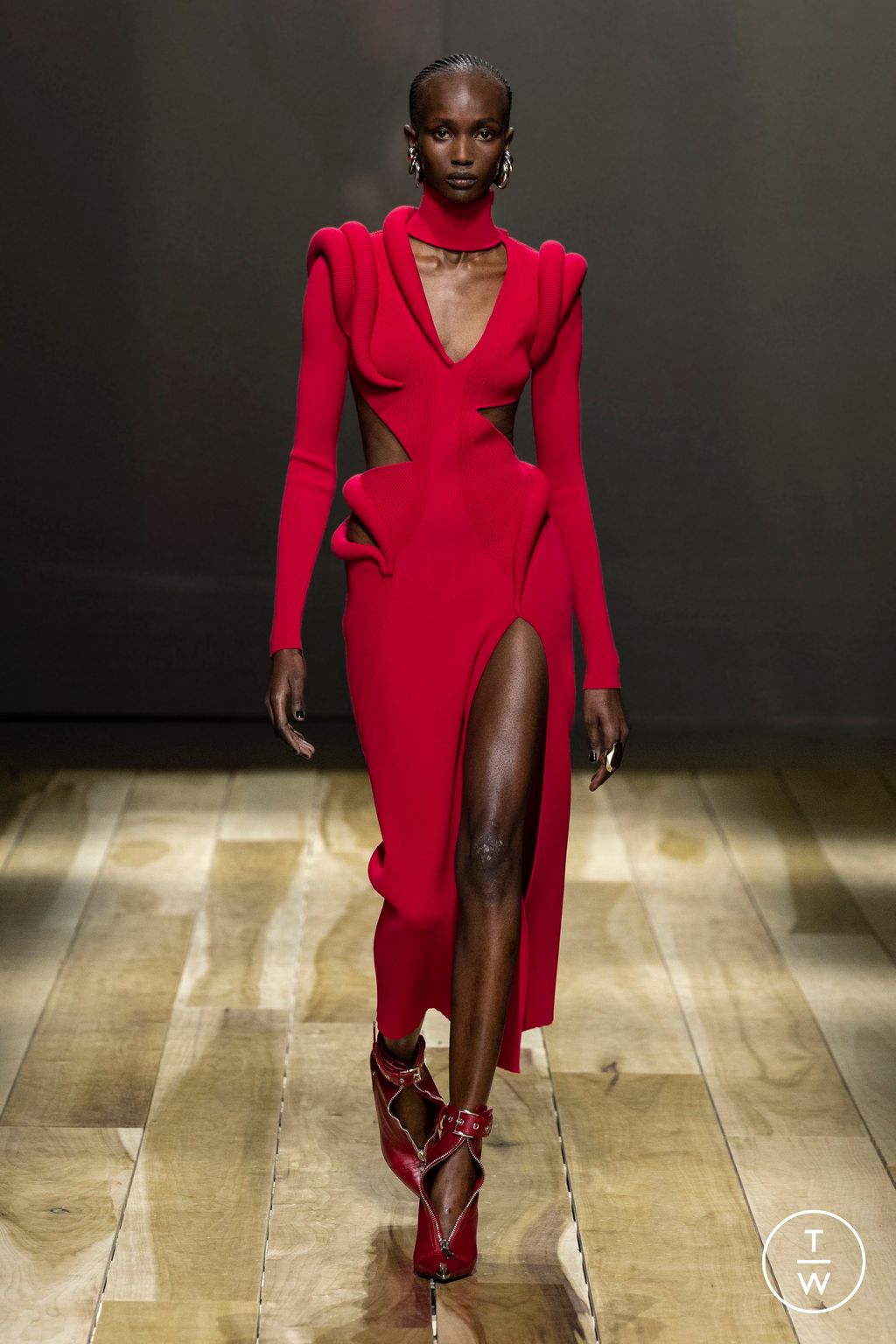 Fashion Week Paris Fall/Winter 2023 look 28 from the Alexander McQueen collection womenswear