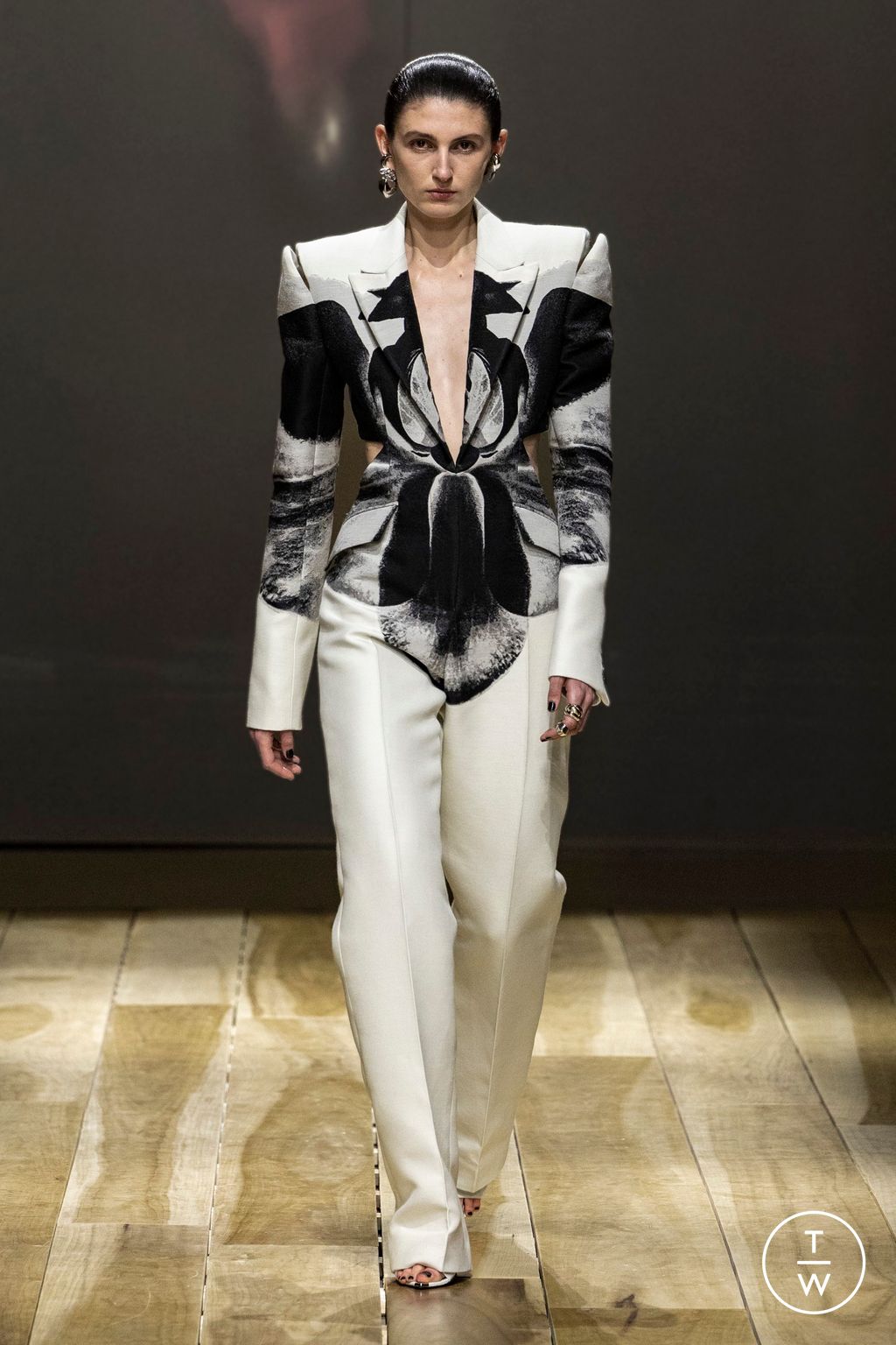 Fashion Week Paris Fall/Winter 2023 look 29 from the Alexander McQueen collection womenswear