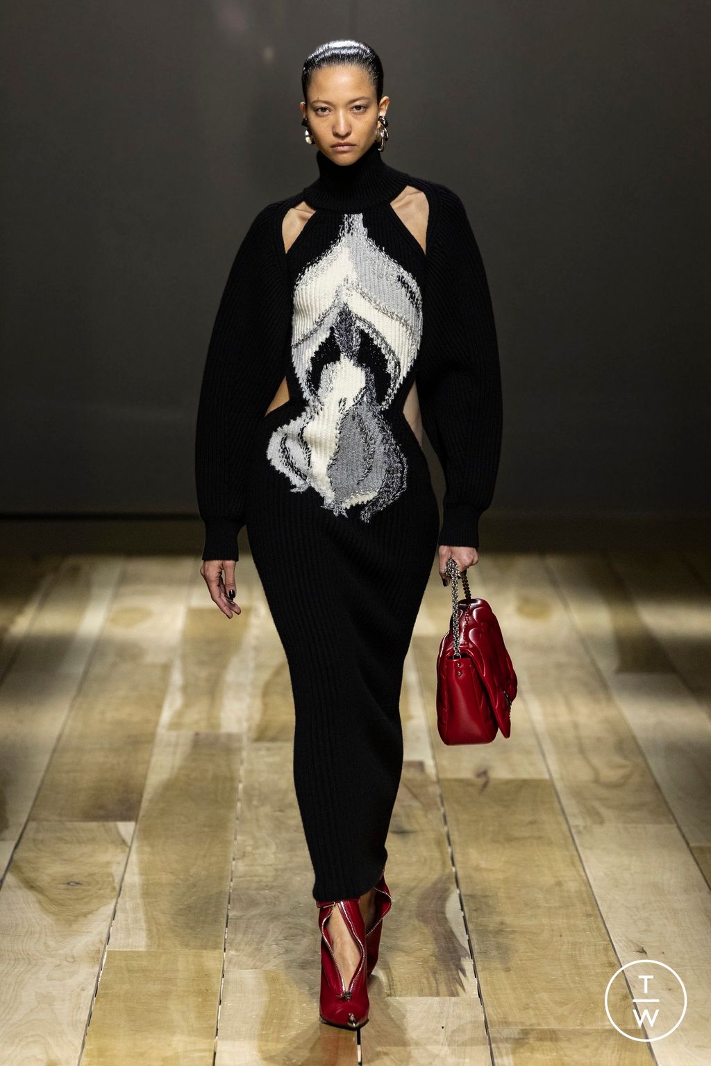 Fashion Week Paris Fall/Winter 2023 look 33 from the Alexander McQueen collection womenswear