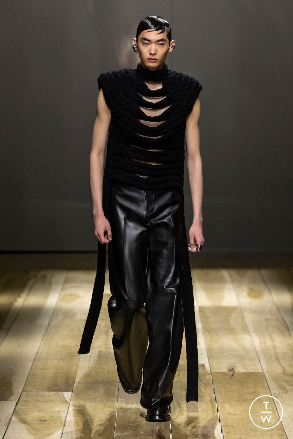 Fashion Week Paris Fall/Winter 2023 look 36 from the Alexander McQueen collection 女装