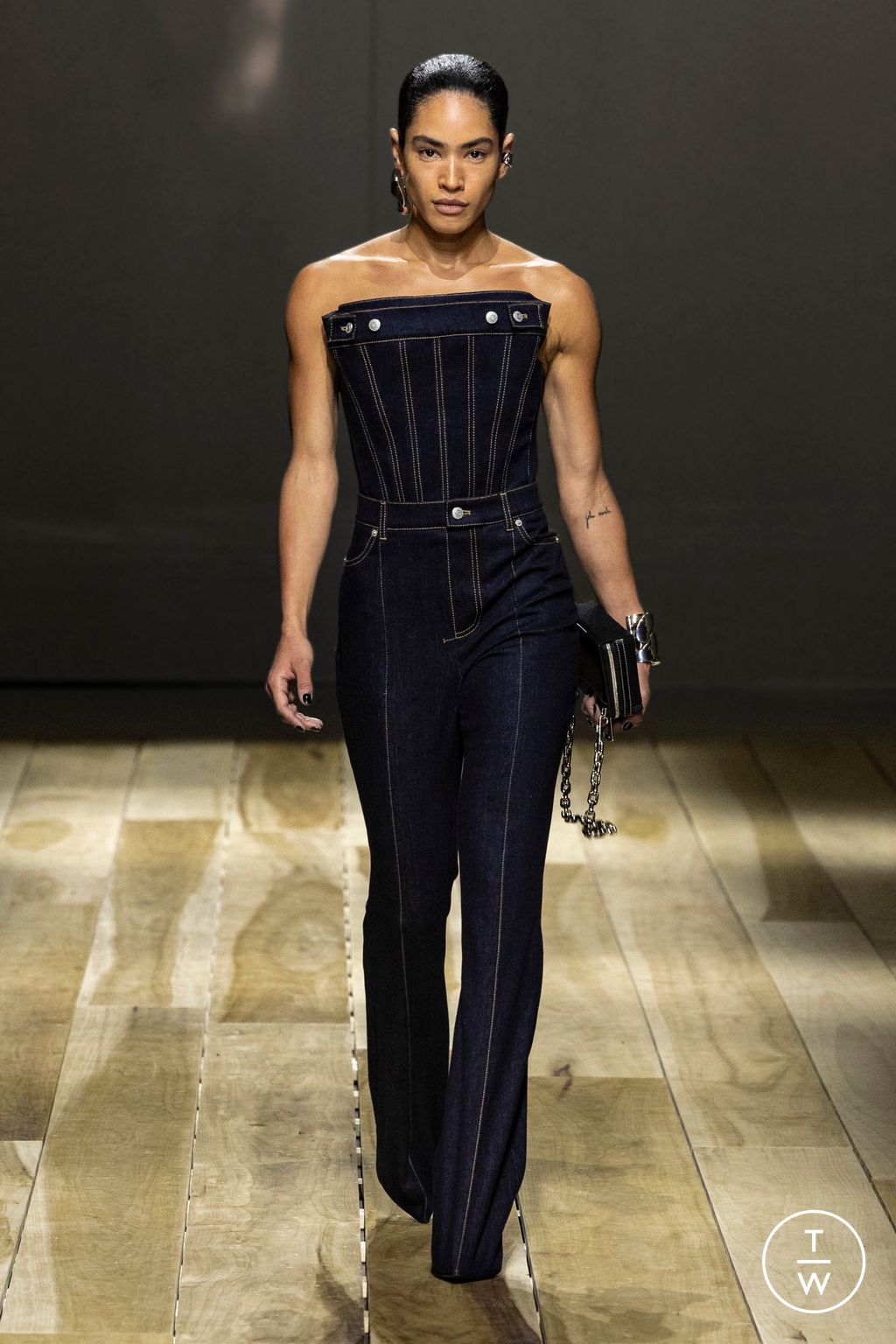 Fashion Week Paris Fall/Winter 2023 look 38 from the Alexander McQueen collection 女装