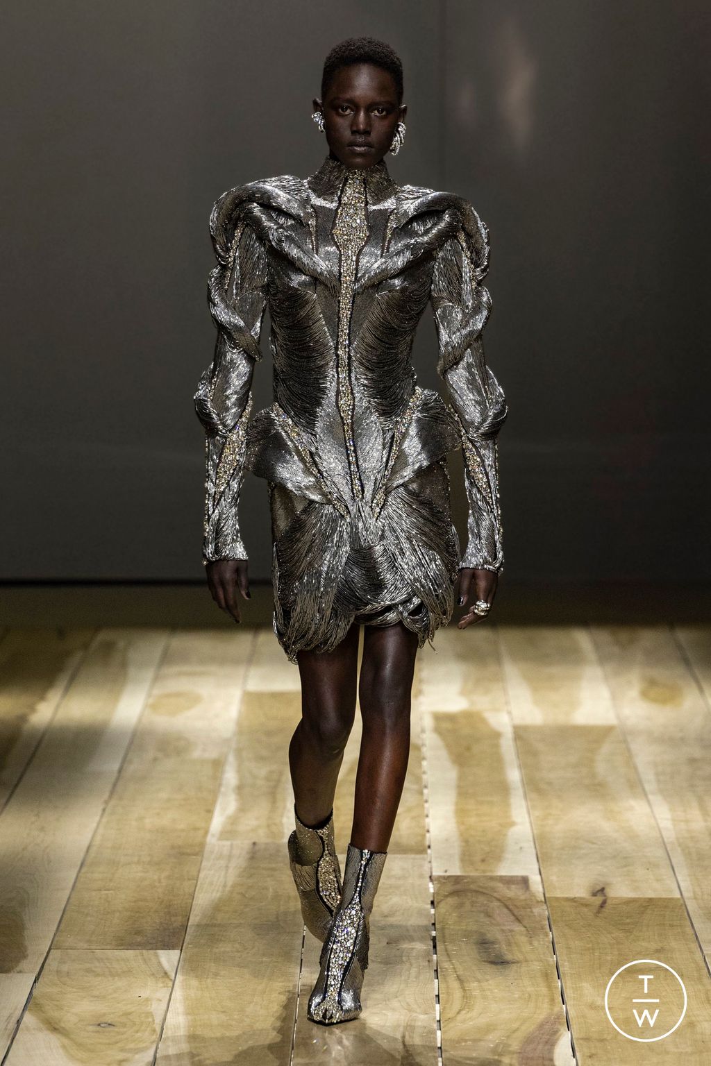 Fashion Week Paris Fall/Winter 2023 look 39 from the Alexander McQueen collection 女装