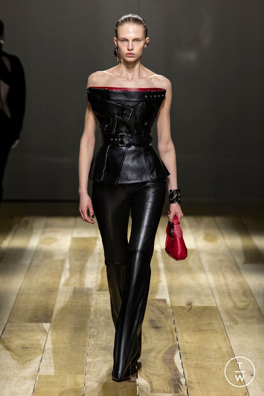 Fashion Week Paris Fall/Winter 2023 look 40 from the Alexander McQueen collection 女装