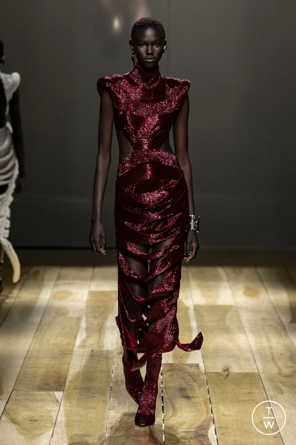 Fashion Week Paris Fall/Winter 2023 look 41 from the Alexander McQueen collection womenswear