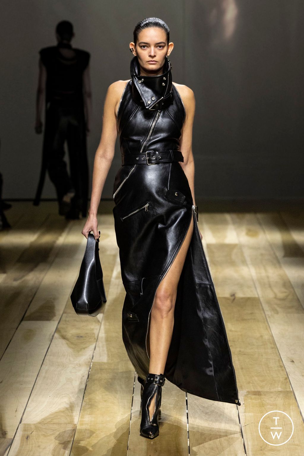 Fashion Week Paris Fall/Winter 2023 look 42 from the Alexander McQueen collection womenswear