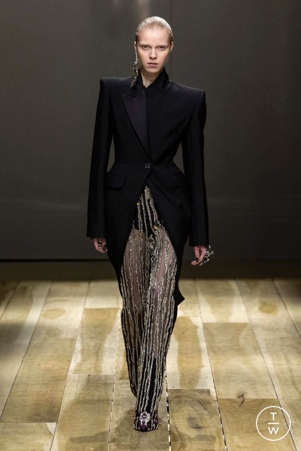 Fashion Week Paris Fall/Winter 2023 look 43 from the Alexander McQueen collection womenswear
