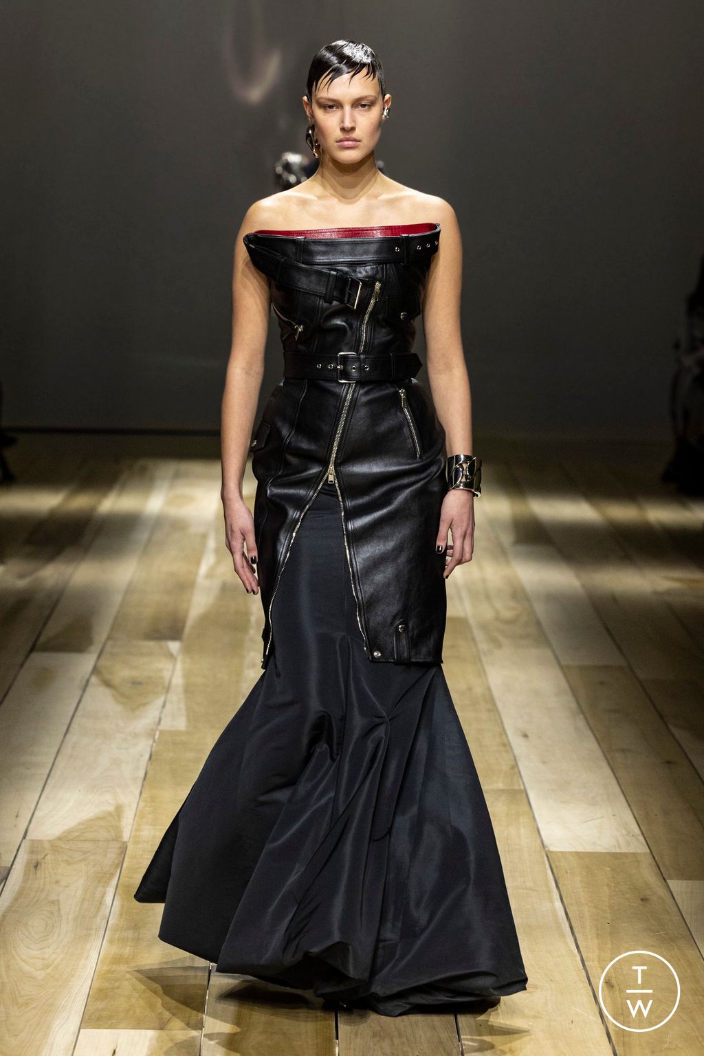 Fashion Week Paris Fall/Winter 2023 look 44 from the Alexander McQueen collection 女装