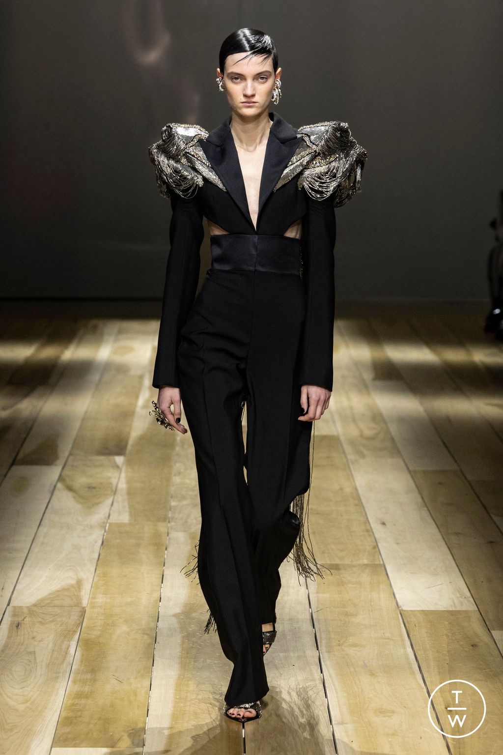 Fashion Week Paris Fall/Winter 2023 look 45 from the Alexander McQueen collection womenswear