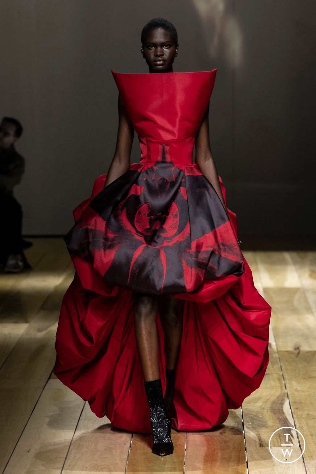 Fashion Week Paris Fall/Winter 2023 look 48 from the Alexander McQueen collection womenswear