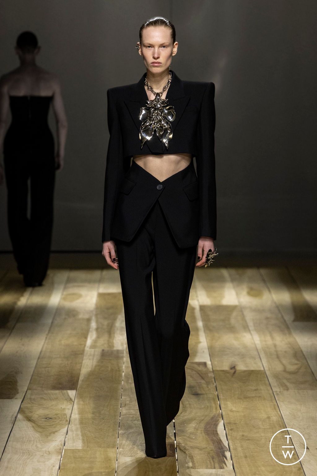 Fashion Week Paris Fall/Winter 2023 look 54 from the Alexander McQueen collection 女装