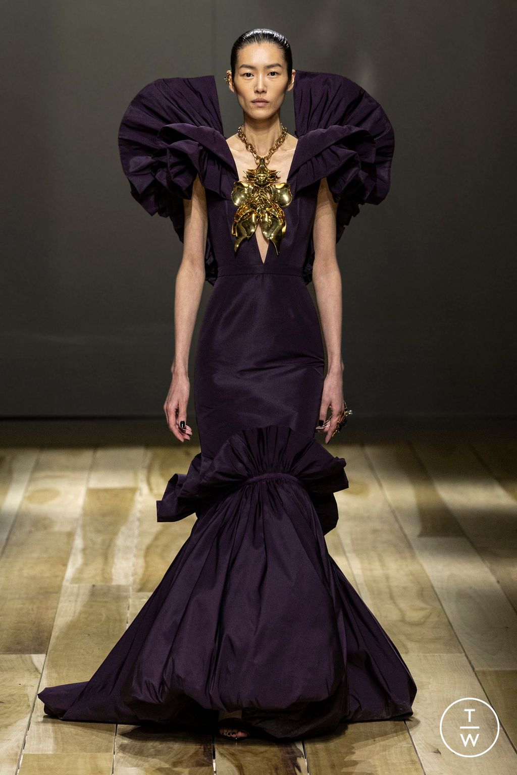 Fashion Week Paris Fall/Winter 2023 look 55 from the Alexander McQueen collection 女装