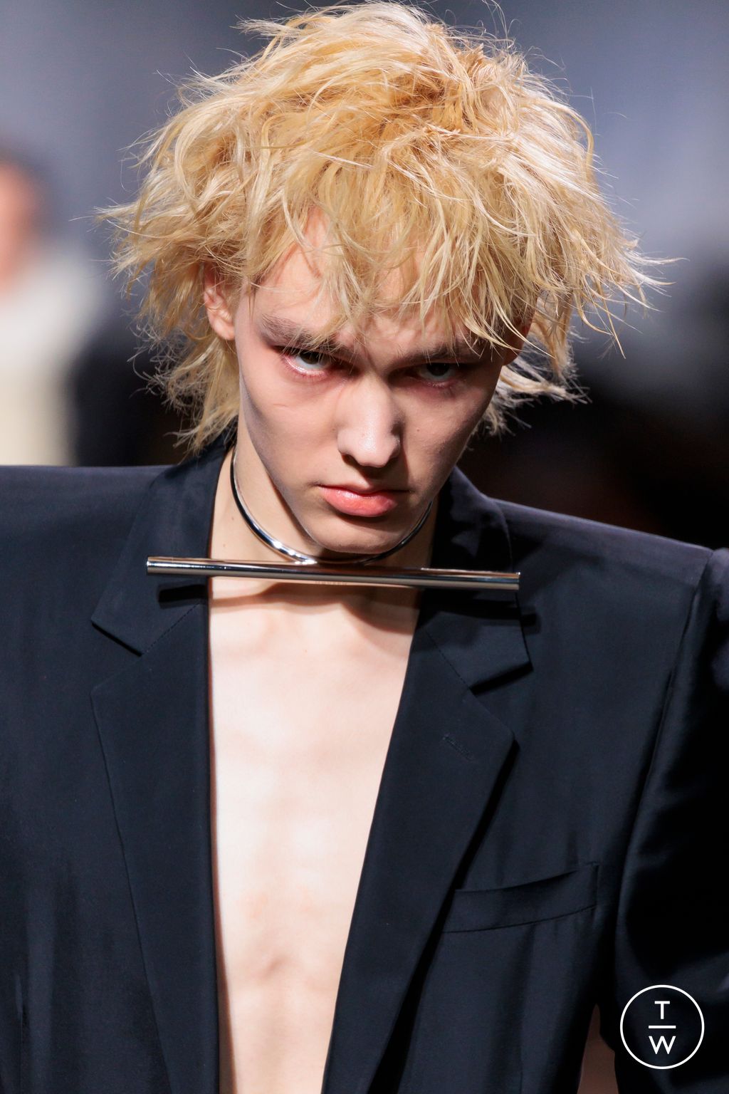 Fashion Week Paris Fall/Winter 2024 look 39 from the McQueen collection womenswear accessories