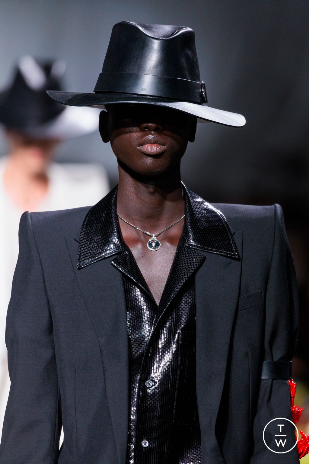 Fashion Week Paris Fall/Winter 2024 look 40 from the Alexander McQueen collection womenswear accessories