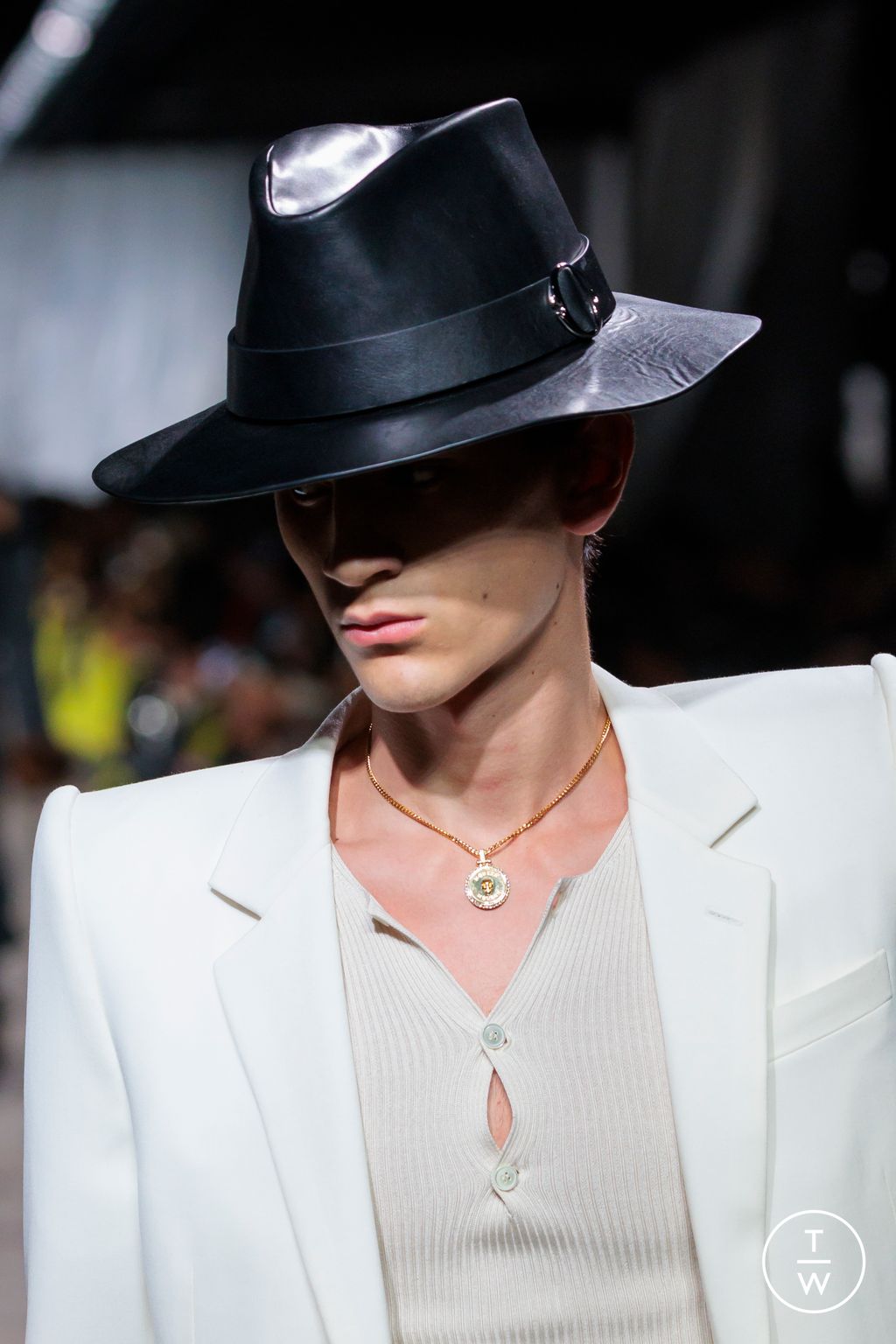 Fashion Week Paris Fall/Winter 2024 look 41 from the McQueen collection womenswear accessories