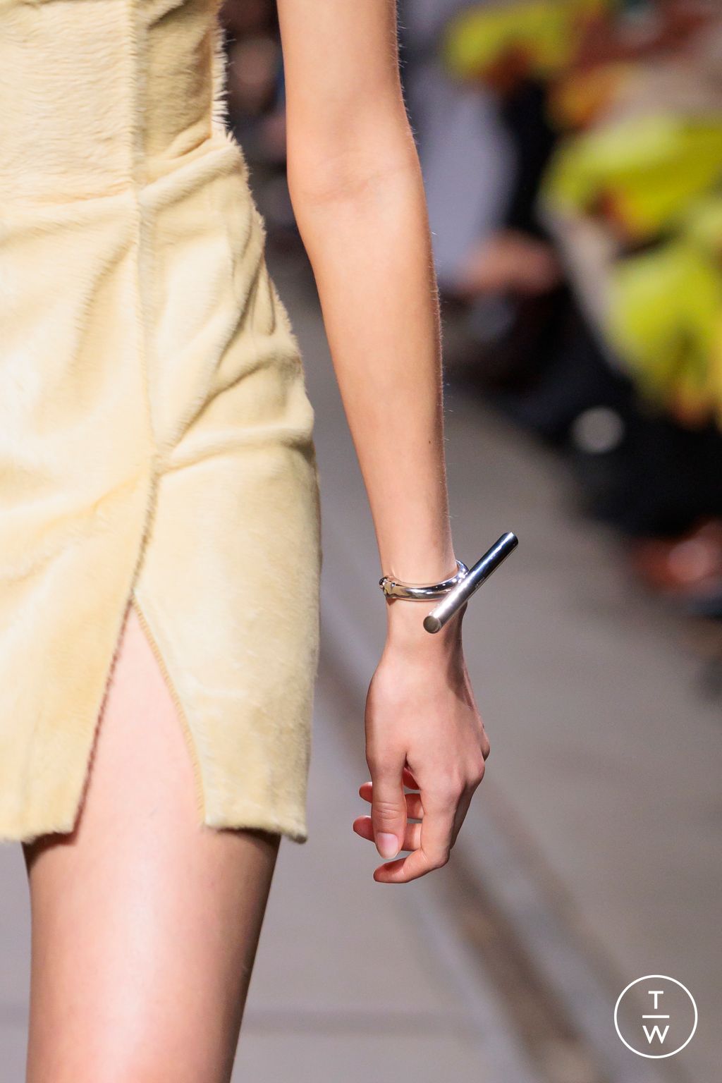 Fashion Week Paris Fall/Winter 2024 look 43 from the McQueen collection womenswear accessories