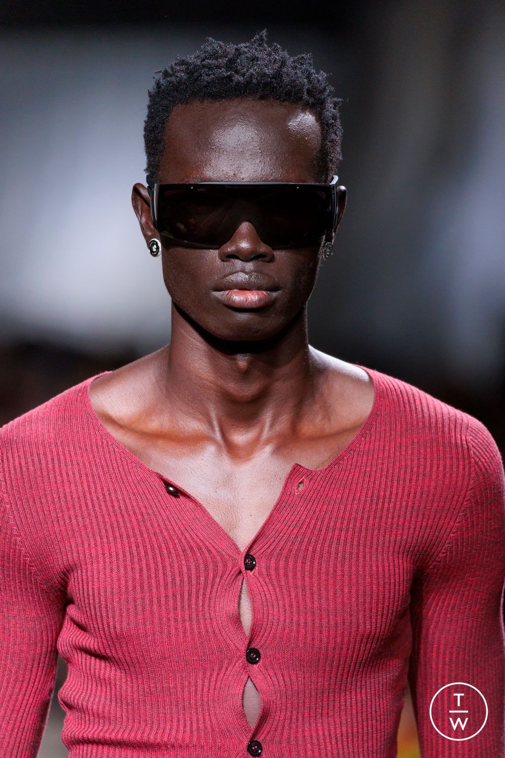 Fashion Week Paris Fall/Winter 2024 look 38 from the McQueen collection womenswear accessories