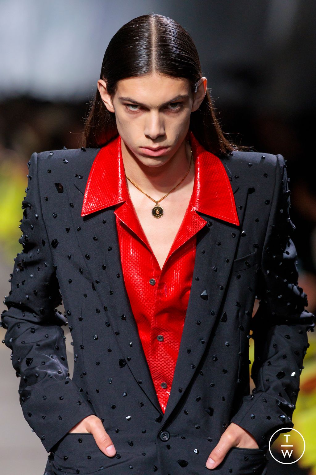 Fashion Week Paris Fall/Winter 2024 look 50 from the McQueen collection womenswear accessories