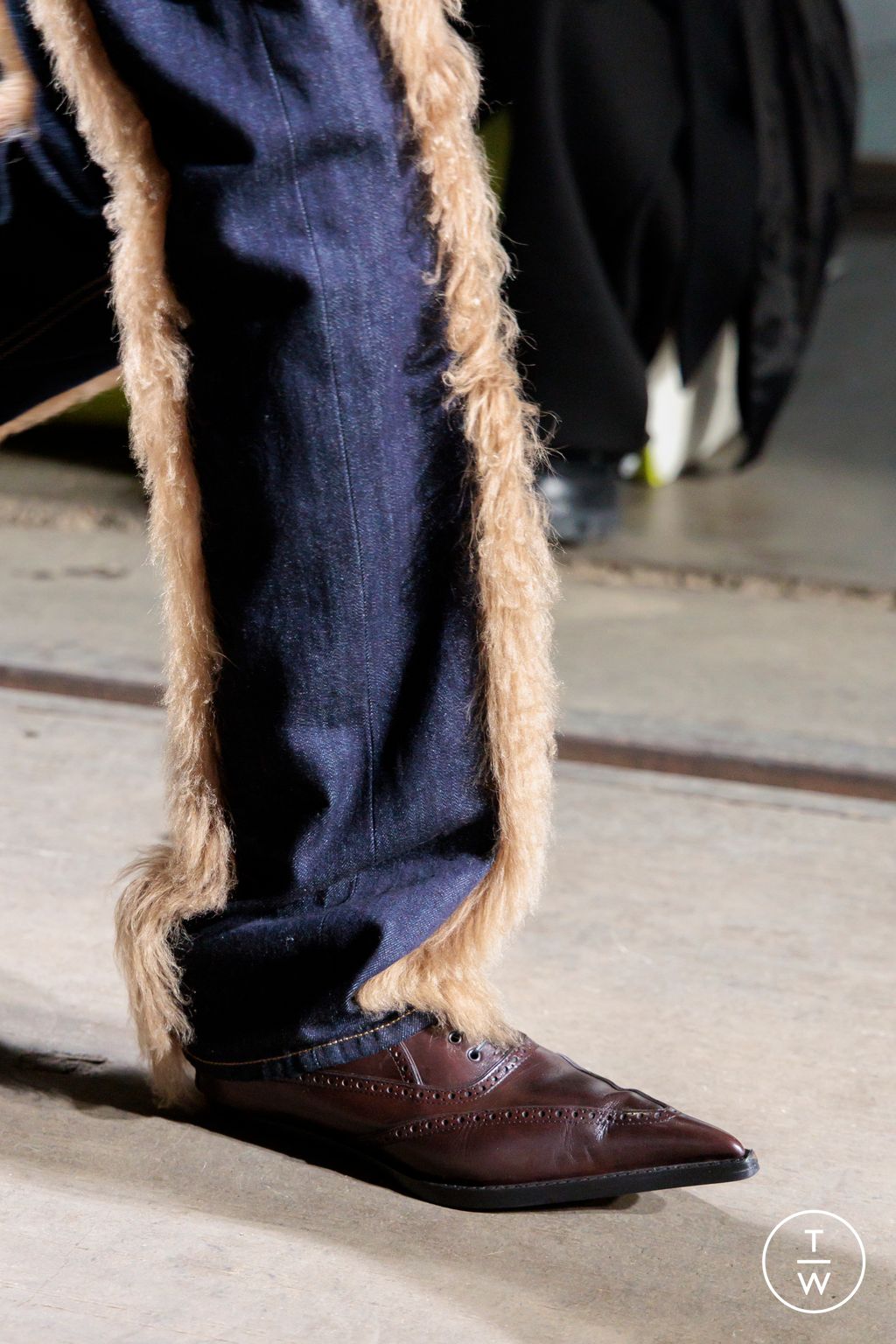 Fashion Week Paris Fall/Winter 2024 look 22 from the McQueen collection womenswear accessories