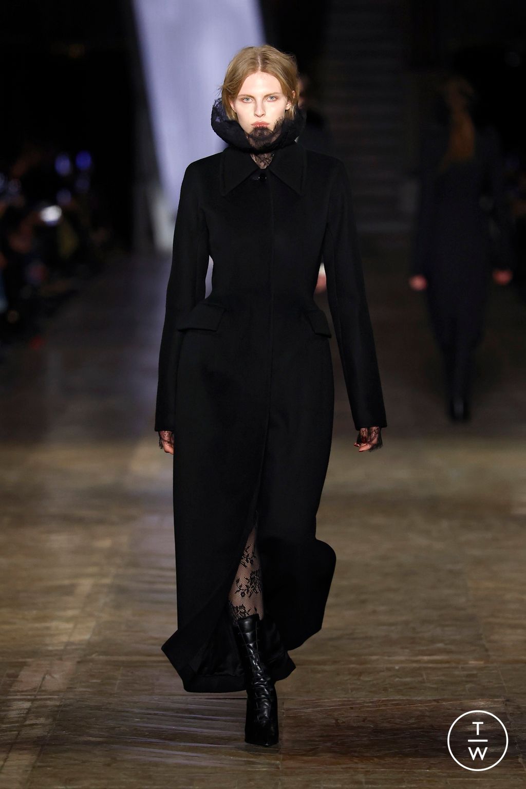 Fashion Week Paris Fall/Winter 2025 look 3 from the McQueen collection womenswear