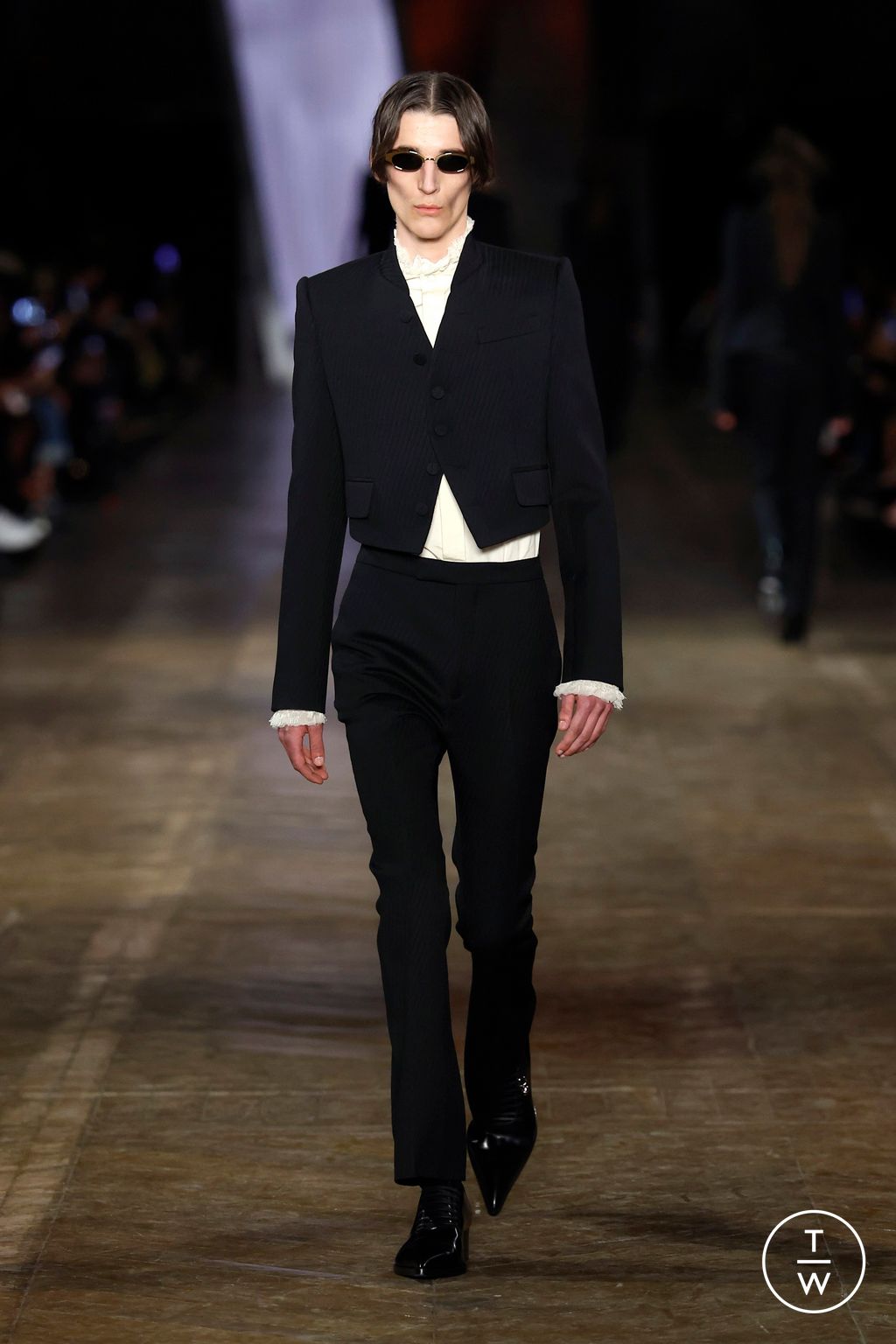 Fashion Week Paris Fall/Winter 2025 look 4 from the McQueen collection womenswear