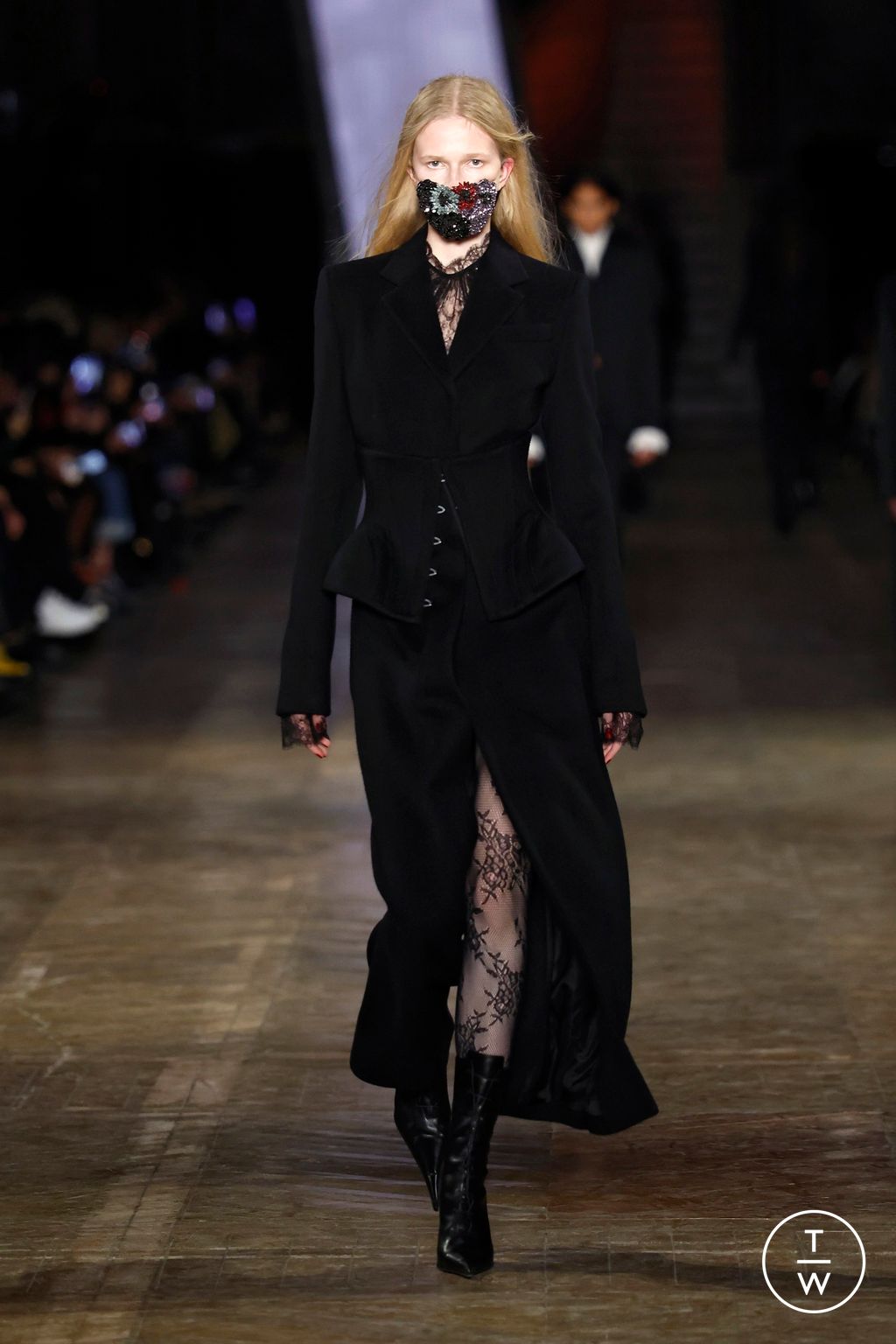 Fashion Week Paris Fall/Winter 2025 look 5 from the McQueen collection womenswear